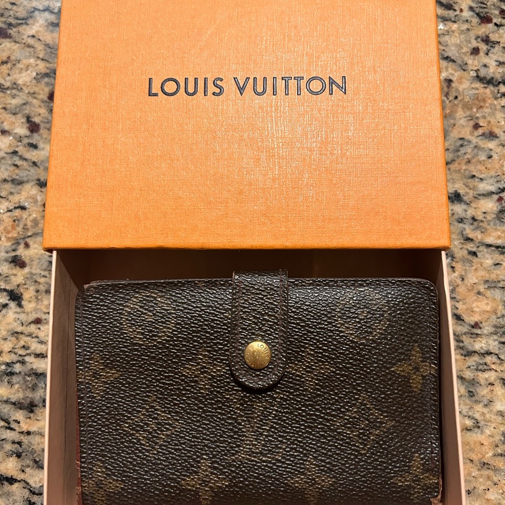 Louis Vuitton Monogram clasp wallet and Box with COA - Picture 11 of 12